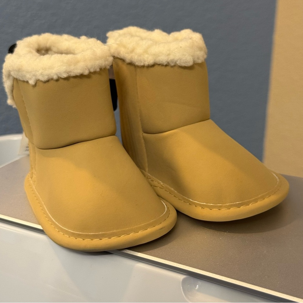 NEW Carter's Child of Mine Baby Girls 3-6 Month Snow Winter Boots Tan